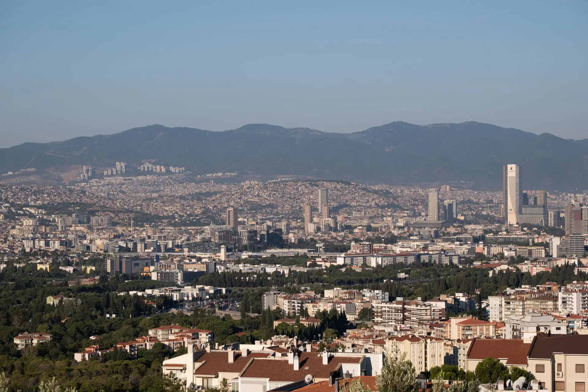 Bayraklı manzarası