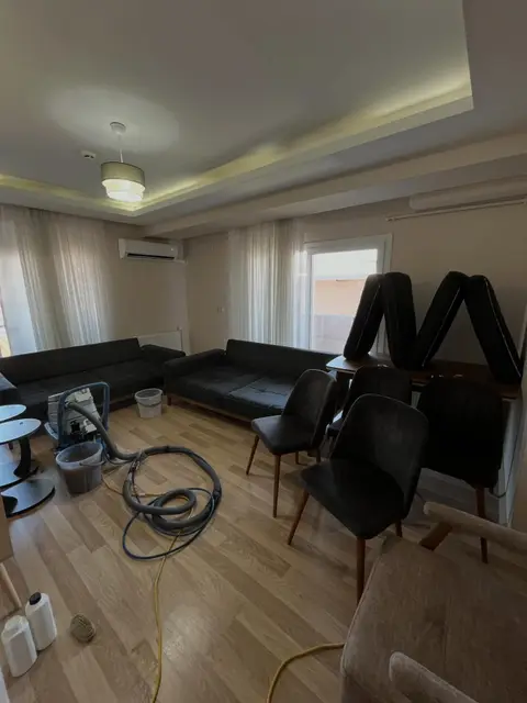 Siyah koltuk takımı ve sandalyeler — Bornova, İzmir