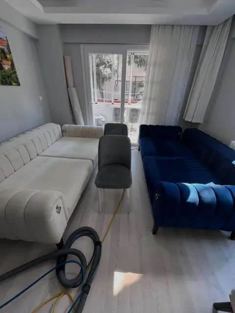 Krem kanepe ve lacivert koltuklar — Kemalpaşa, İzmir