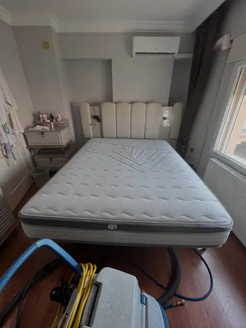 Çift kişilik yatak, yıkama sırasında — Bayraklı, İzmir