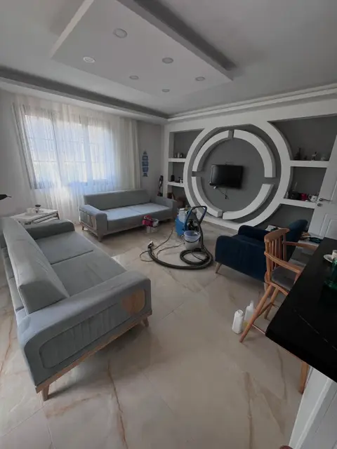 Gri koltuk takımı ve lacivert berjer, yıkama sırasında — Bayraklı, İzmir