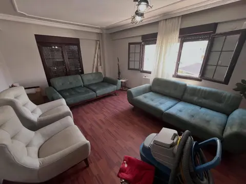 Yeşil kanepeler ve krem berjerler — Çiğli, İzmir
