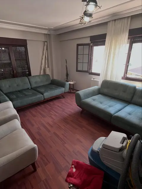 Yeşil kadife kanepeler ve krem koltuk — Bayraklı, İzmir