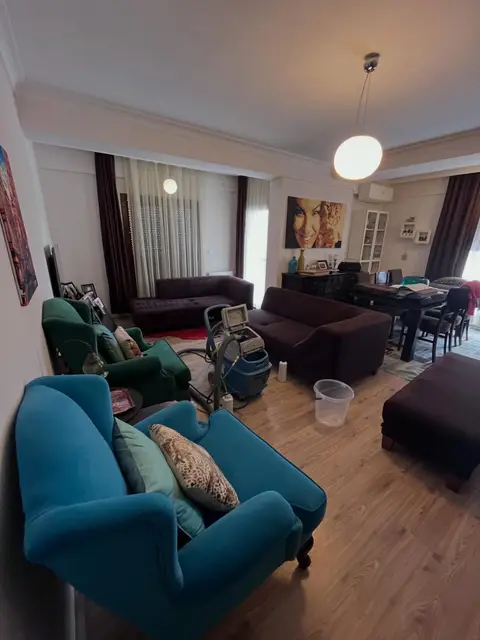 Kahverengi kanepeler, turkuaz ve yeşil berjerler, yıkama sırasında — Karşıyaka, İzmir
