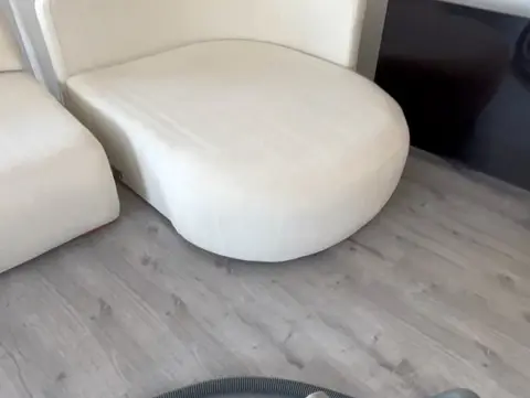 Beyaz modüler koltuk, yakın çekim — İzmir