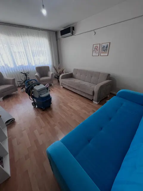 Mavi ve bej kanepeler ile bej berjerler — İzmir