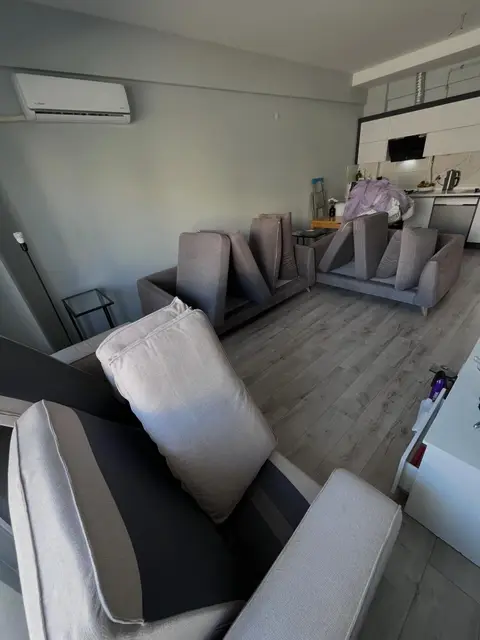 Gri koltuk takımı, minderleri kurumaya bırakılmış — Bayraklı, İzmir