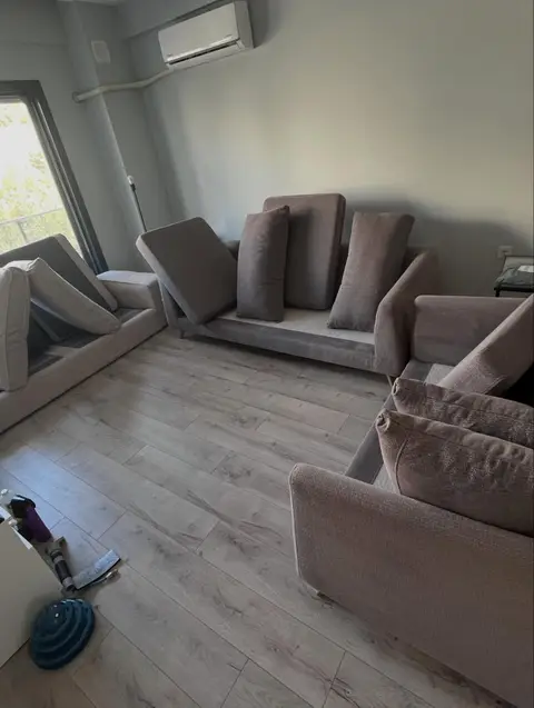 Gri kanepeler ve tekli koltuk, yıkama sırasında — Bayraklı, İzmir